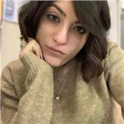 Ragazza universitaria che fa doposcuola